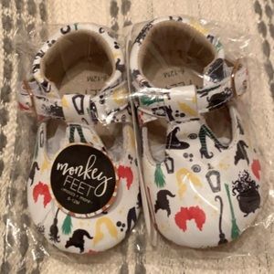 6/12 Monkey Feet Hocus Pocus t-straps